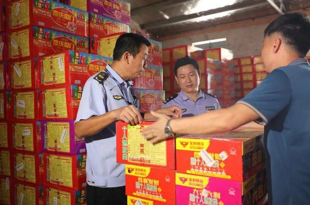 吉安：收缴烟花爆竹3100余箱