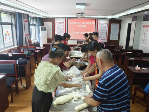 鹰潭市月湖区江边街道公园社区开展“巧手包包子·蒸出邻里情”主题活动