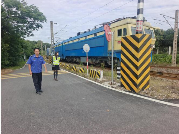 鹰潭市月湖区梅园街道枫园社区针对铁路沿线开展防抗台风“格美”工作