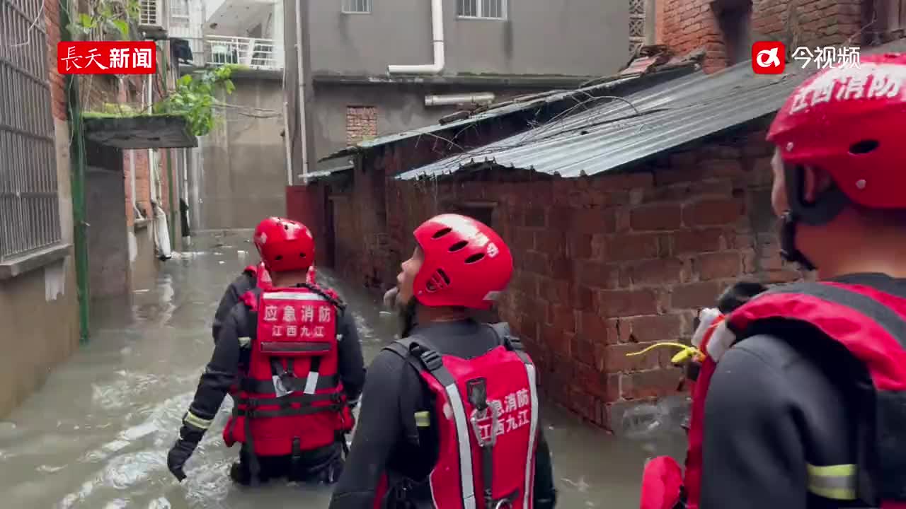 强降雨致道路被淹，消防员抬着担架救出九旬老人