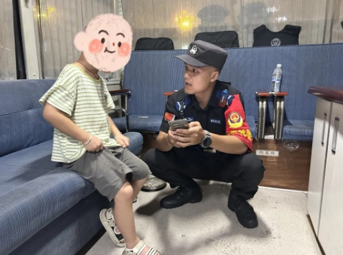 上饶：特警巡逻暖心救助 走失男童平安回家