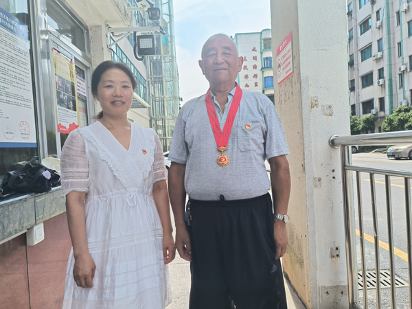 鹰潭市月湖区梅园街道梅园社区开展为“光荣在党50年”的老党员颁发纪念章活动