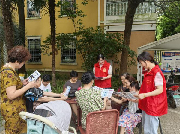 鹰潭市月湖区梅园街道沿江社区开展禁毒与防范非法集资宣传活动