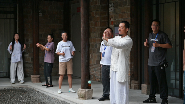 鹰潭龙虎山道德经游学团开课 海内外学员共赴康养之旅