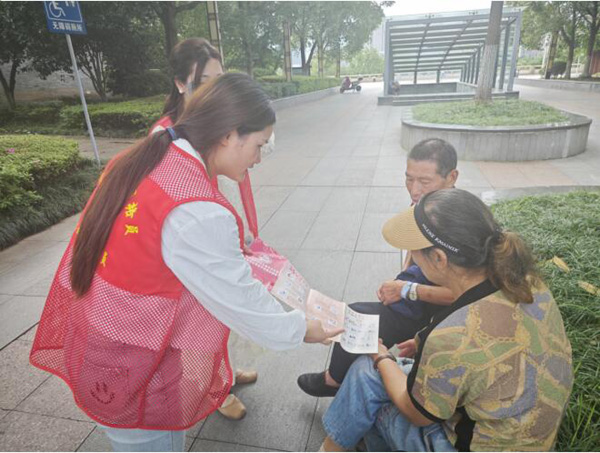 鹰潭市月湖区江边街道立新社区开展维护妇女儿童合法权益宣传活动