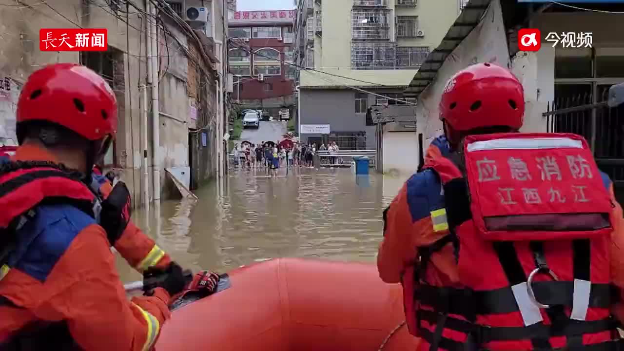 “小朋友，不怕！”强降雨致房屋被淹 消防救出小女孩抱怀里安慰