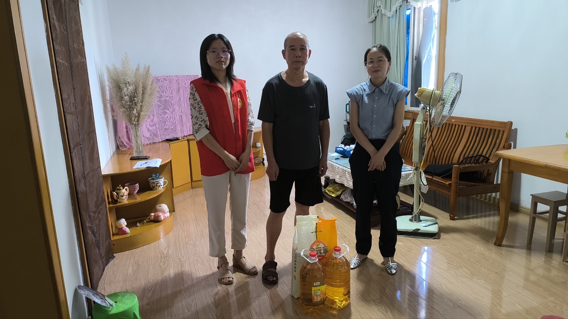 鹰潭市月湖区梅园街道东站社区开展“八一”走访慰问退役军人活动