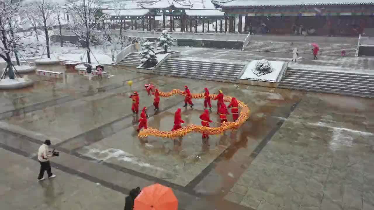 江西永新：雪中舞龙灯
