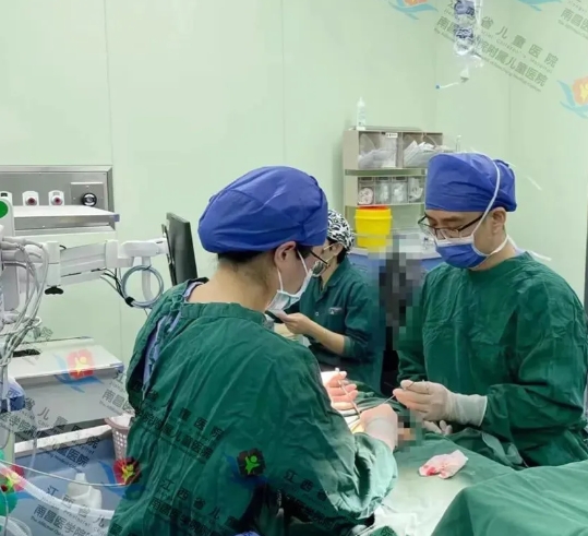 7岁女童肚如“哈密瓜”竟是卵巢恶性肿瘤，江西省儿童医院张守华团队手术除“恶”