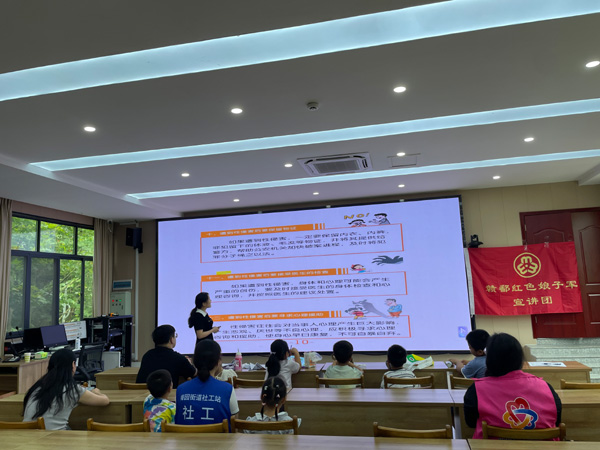 鹰潭市梅园街道梅园社区联合多部门开展防溺水宣讲活动