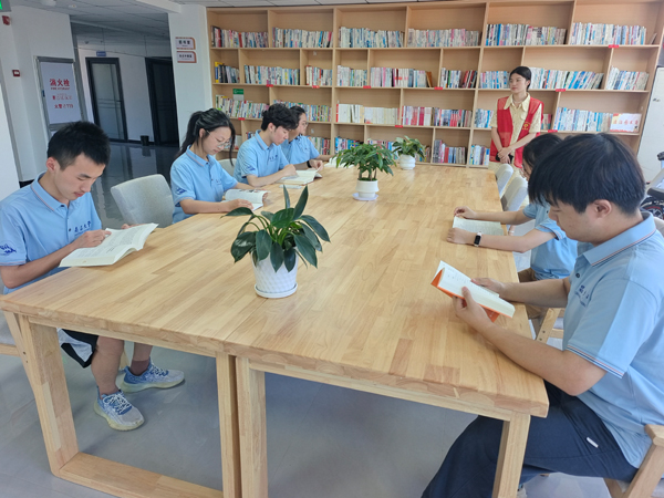 鹰潭市月湖区梅园街道枫园社区开展“阅读点亮智慧，书香润泽心灵”读书会活动