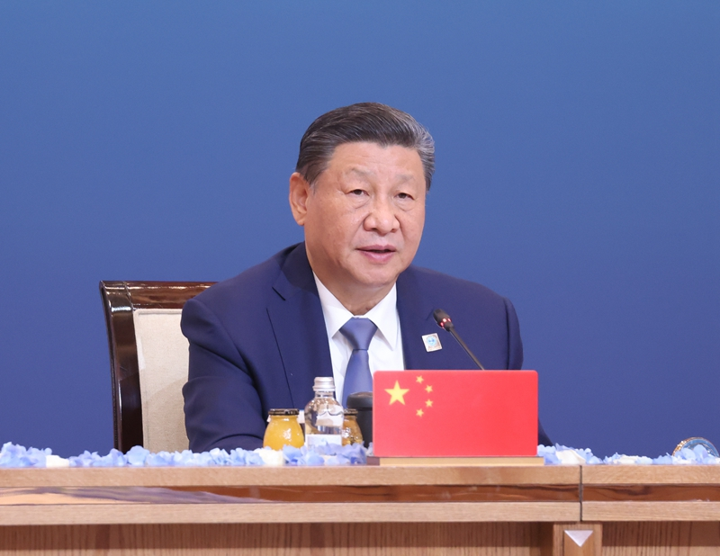 习近平会见挪威首相斯特勒