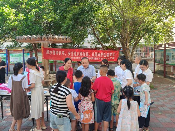 宜春市袁州区湛郎街道：防溺水宣传进社区 筑牢暑期“安全线”