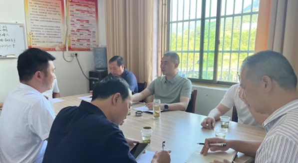上饶市横峰县委副书记俞坤文前往葛源镇调研工作
