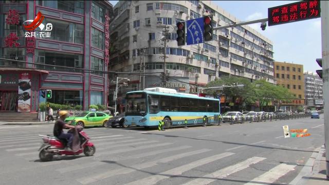 南昌：交警实施信号灯“二次放行” 加速道路通行效率