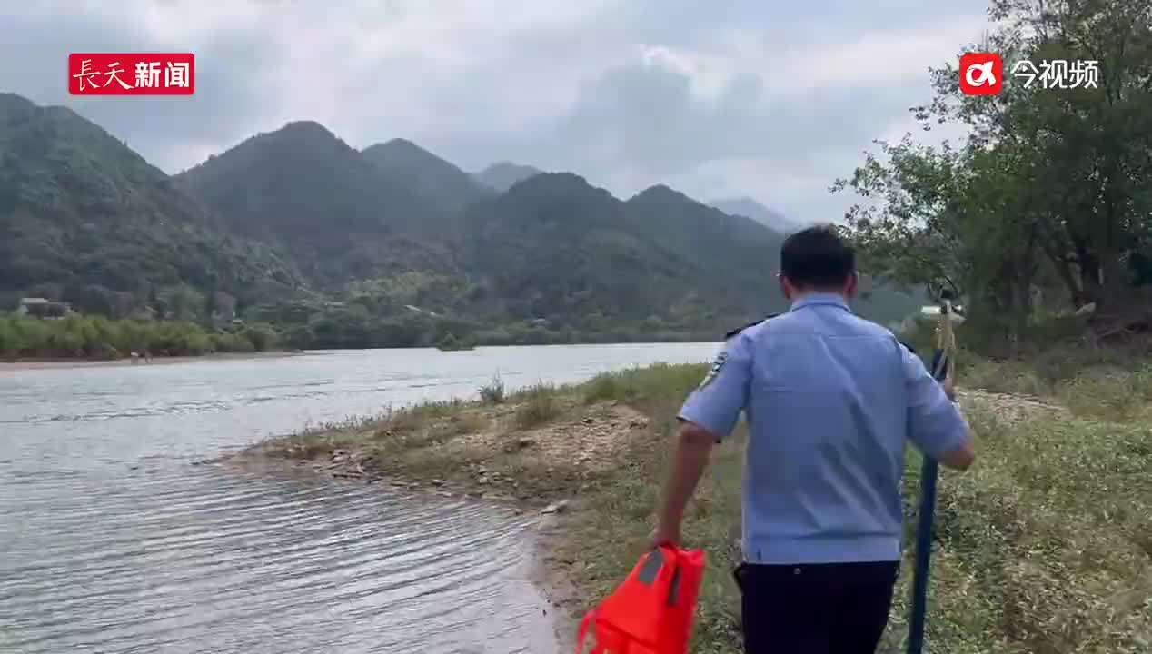 3人野泳因放水被困，派出所出警营救，社区书记挺身而上“我有船，我来”