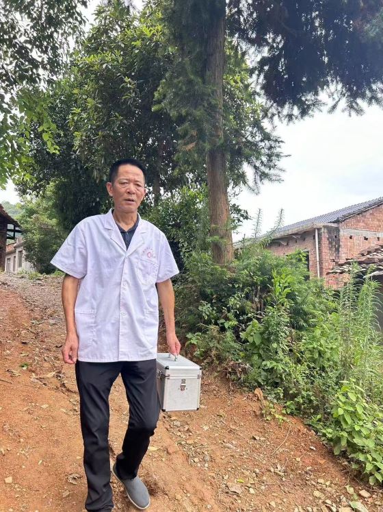 邓海山：五十余载坚守行医一线的乡村健康守护者