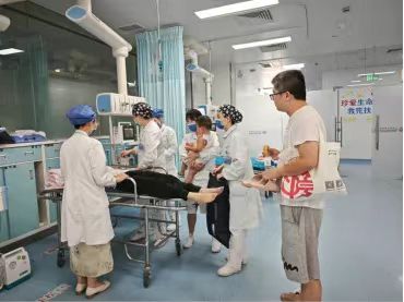 点赞！孕妈妈陪诊突发晕厥，儿院医护暖心救治