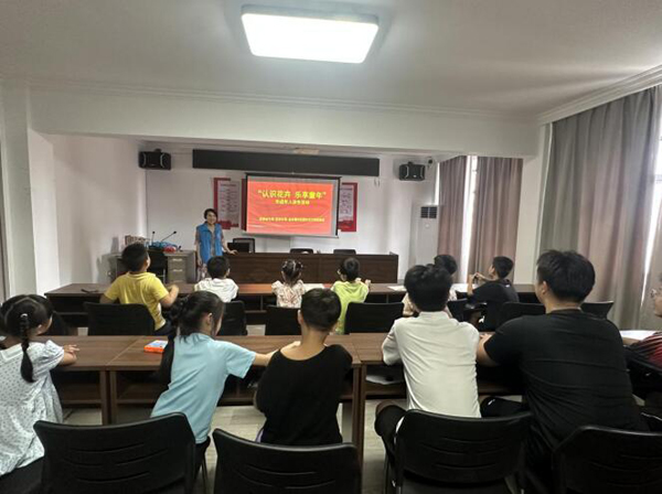 鹰潭市月湖区江边街道金谷园社区开展“认识花卉 乐享童年”主题涂色活动