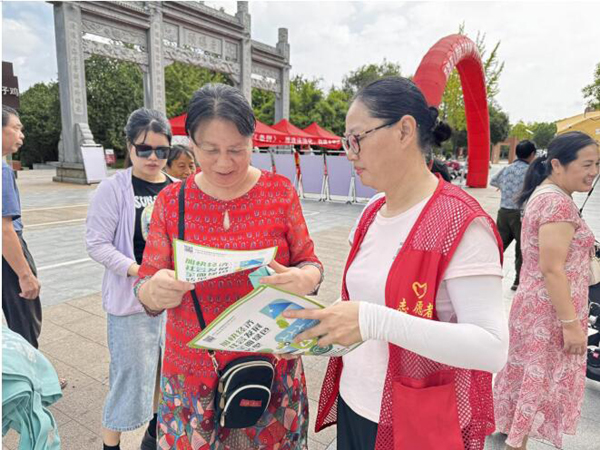 鹰潭市月湖区江边街道公园社区开展“加速绿色转型 共筑生态文明”主题宣传活动