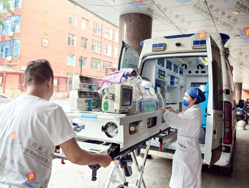 【医路护送】母女均安！紧急转运+高效救治=移动的“NICU”