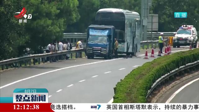 瑞金：64名乘客滞留高速 交警及时处置