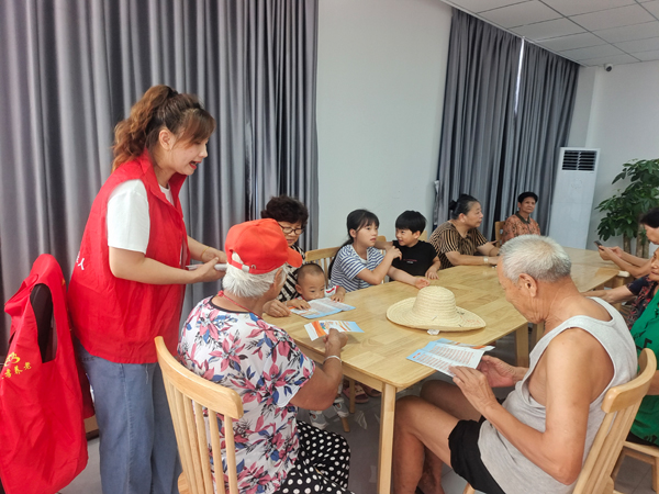 鹰潭市月湖区梅园街道枫园社区深入居民开展防范养老诈骗宣传