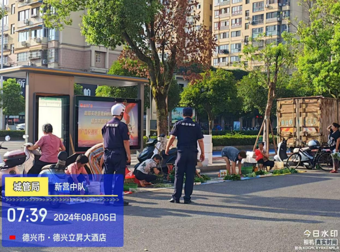 德兴城管：顶高温战酷暑 坚守岗位不放松