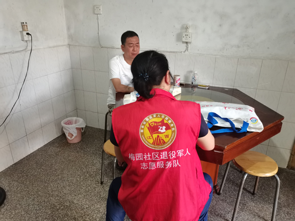 鹰潭市月湖区梅园街道梅园社区开展“上百家门，知百家情，解百家忧”三百活动