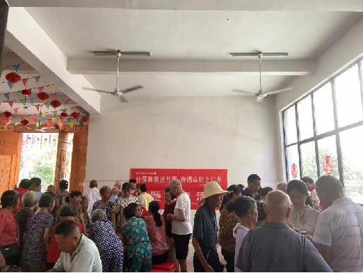 宜春市宜阳新区官园街道宜兴坤山片区开展社保年审服务进小区活动