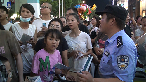 鹰潭：学交规 赢头盔 市民花式学习交通安全知识