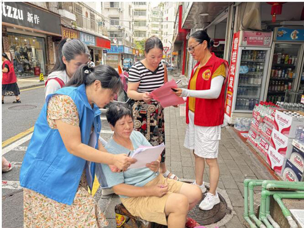 鹰潭市月湖区江边街道公园社区开展“垃圾分类 有你有我”宣传活动