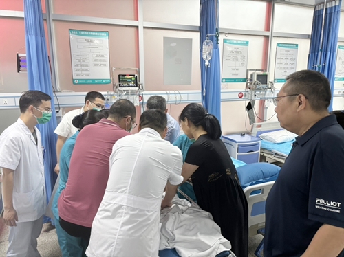 江西景德镇：路遇车祸5人受伤 路过医护挺身而出接力救援