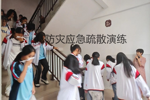 临“震”不乱 防患未“燃”——昌江二中开展地震和消防应急疏散演练活动