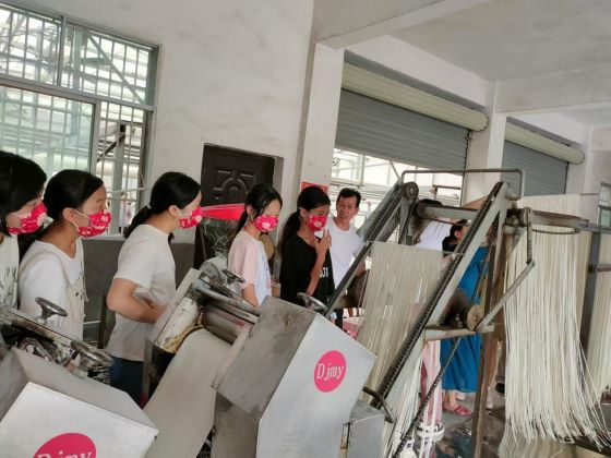 “面”对诱惑 体会快乐——宜春市袁州区洪塘中学走进面条厂开展劳动实践