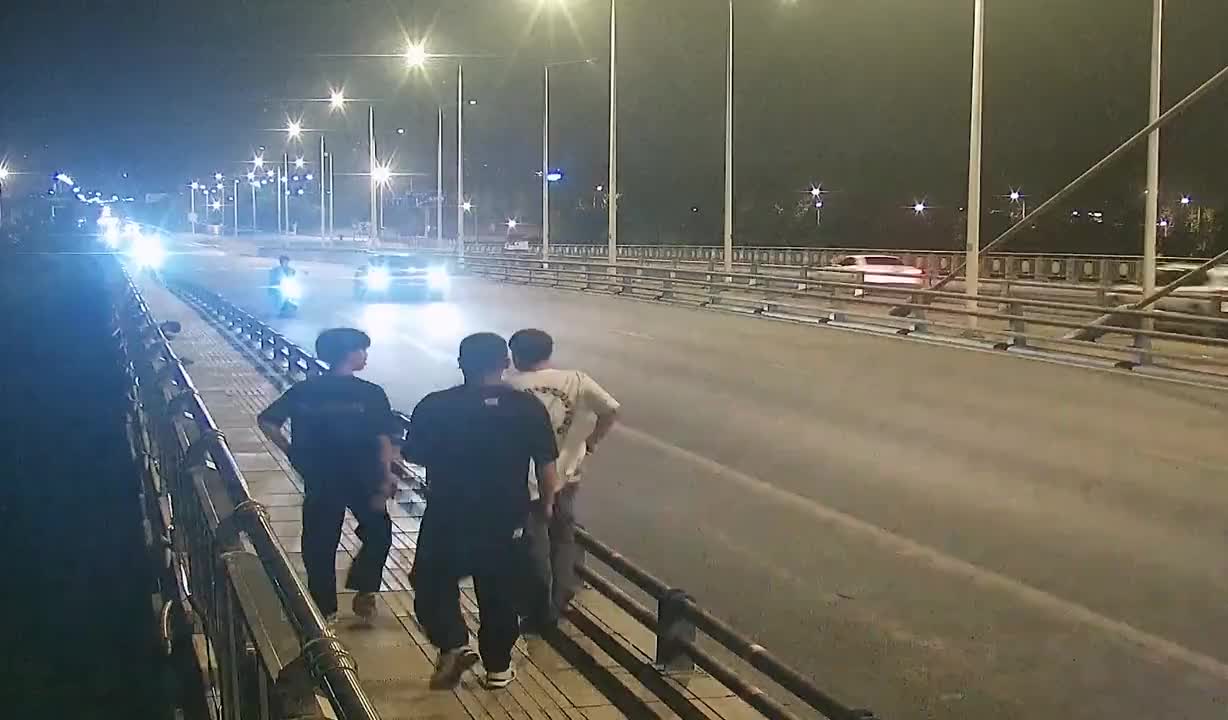 江西景德镇：男子头孢就酒还要跳桥 3名学生救了他
