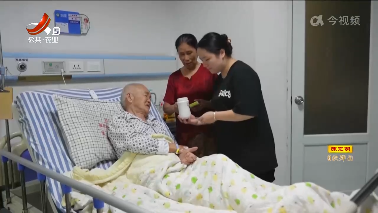 龙南：七旬老人骑车摔倒 众人援手救助