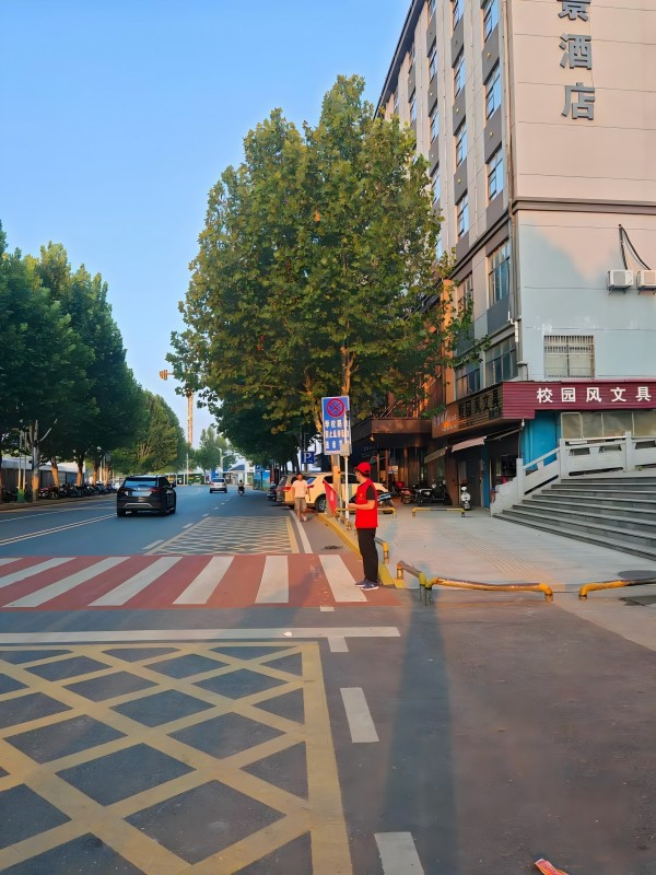 人保财险九江庐山市支公司：志愿者交通劝导，促安全文明出行