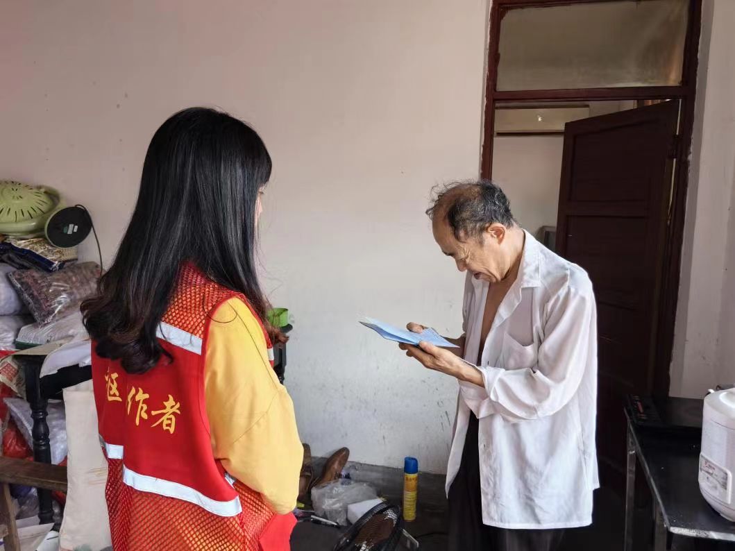 【远亲不如“靖邻” 网格小故事】拾荒老人捡手机 拾金不昧寻失主