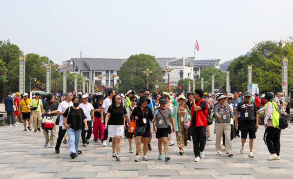 鹰潭龙虎山景区迎来全国首趟秋游专列 秋季旅游热潮正式开启