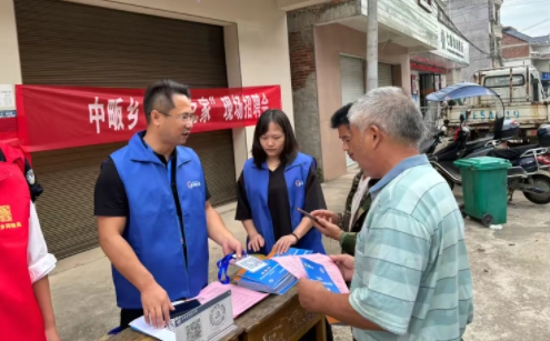 上饶市弋阳县中畈乡“5+2就业之家”开展现场招聘会