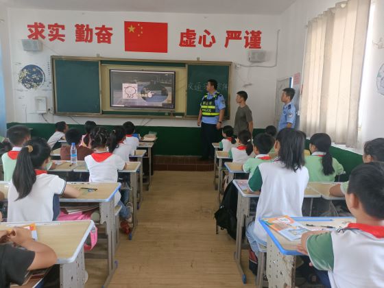 宜春市袁州区水江镇：多部门联合开展交通安全进校园宣传活动