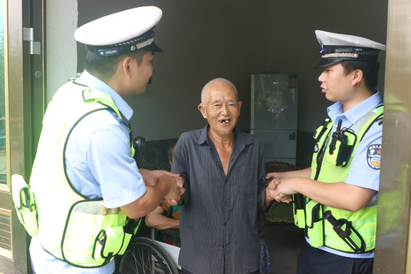 萍乡：迎中秋送温暖 武功山交警节前探望孤寡老人