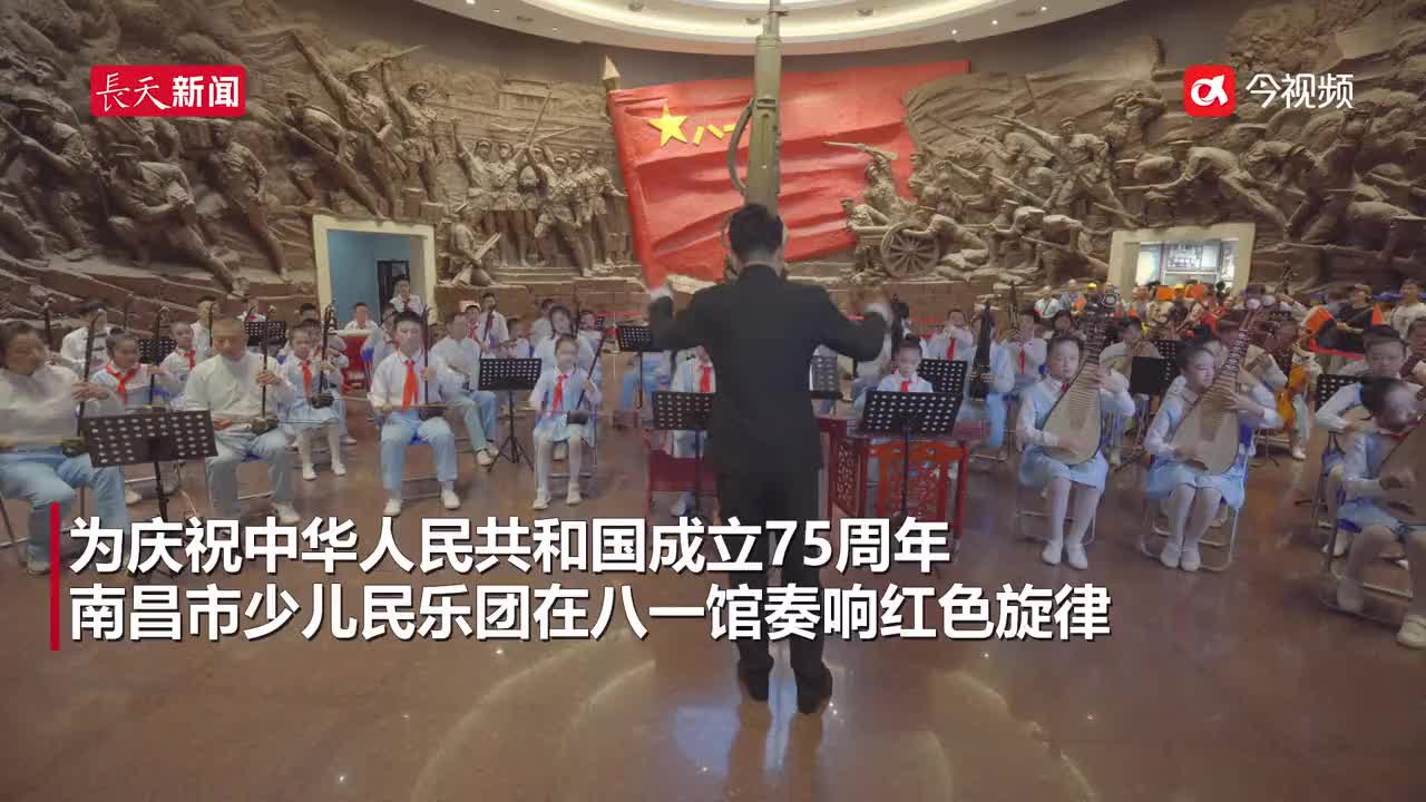 民乐快闪八一馆  师生同奏祝福祖国
