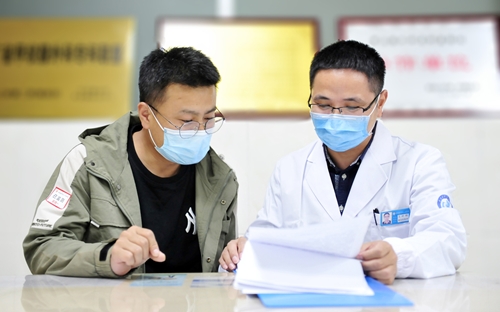 艾时刚：用责任和情怀坚守急危重症患者抢救的“前沿阵地”
