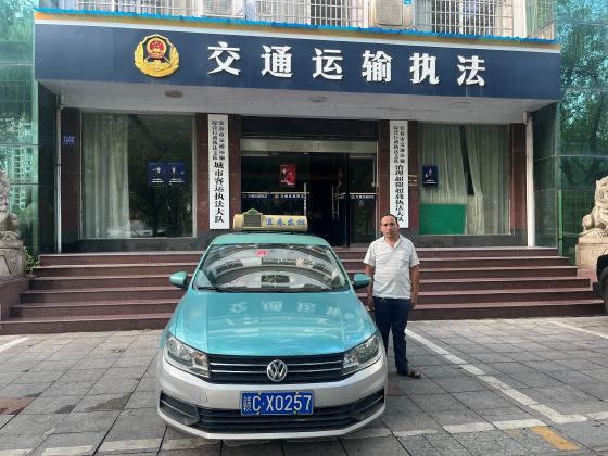 江西宜春：出租车司机拾金不昧 平凡善举树立行业榜样