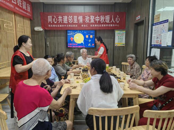 鹰潭市月湖区江边街道东风巷社区开展“同心共建邻里情 欢聚中秋暖人心”主题活动