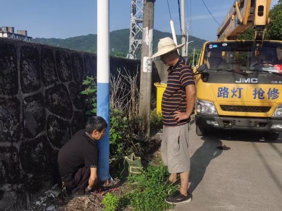 靖安县双溪镇：齐心协力解民忧 照亮群众出行路