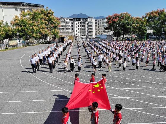 宜春市袁州区洪塘镇中心小学：红旗飘扬 共庆华诞