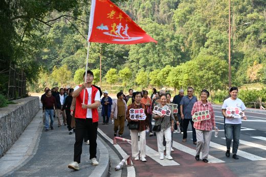 宜丰县花门楼社区：金秋贺重阳 欢乐健步行